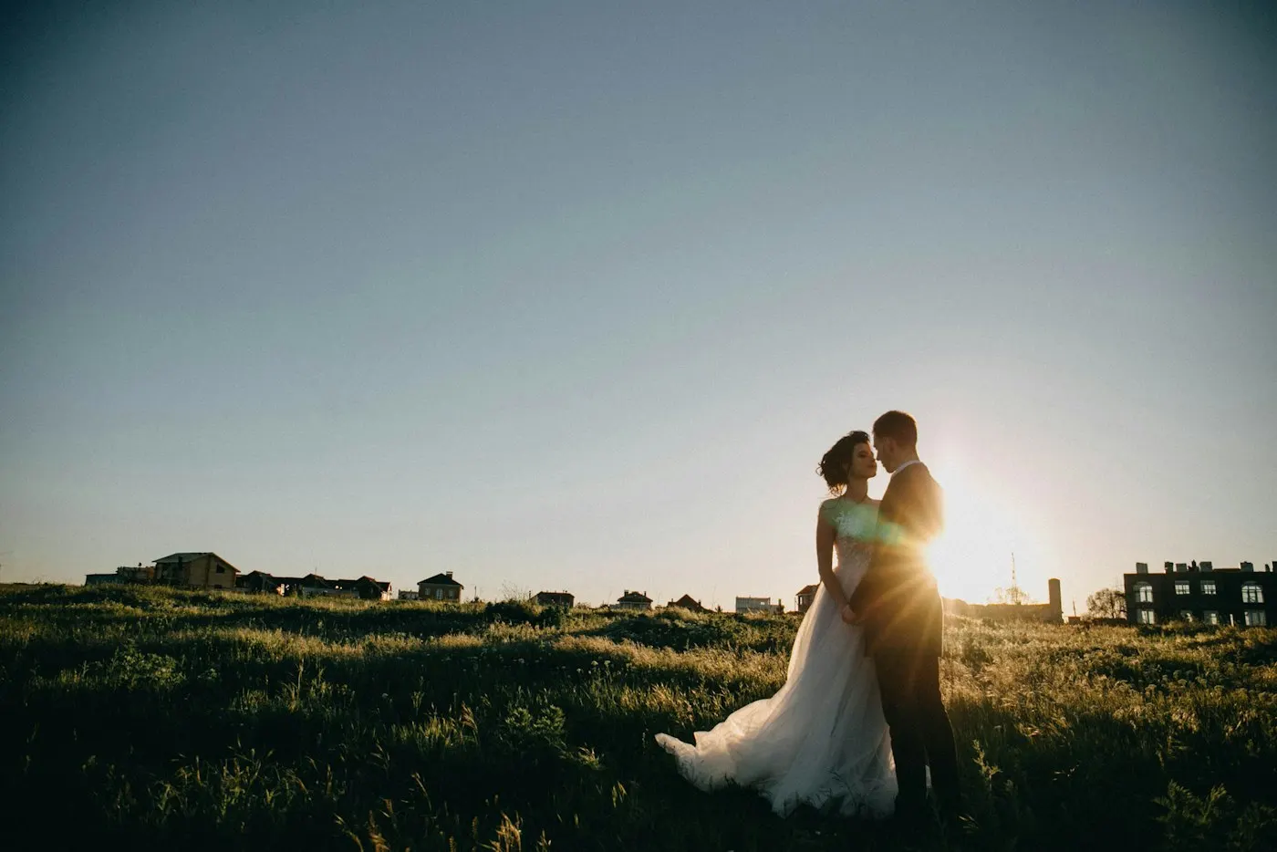 Casal num campo ao entardecer
