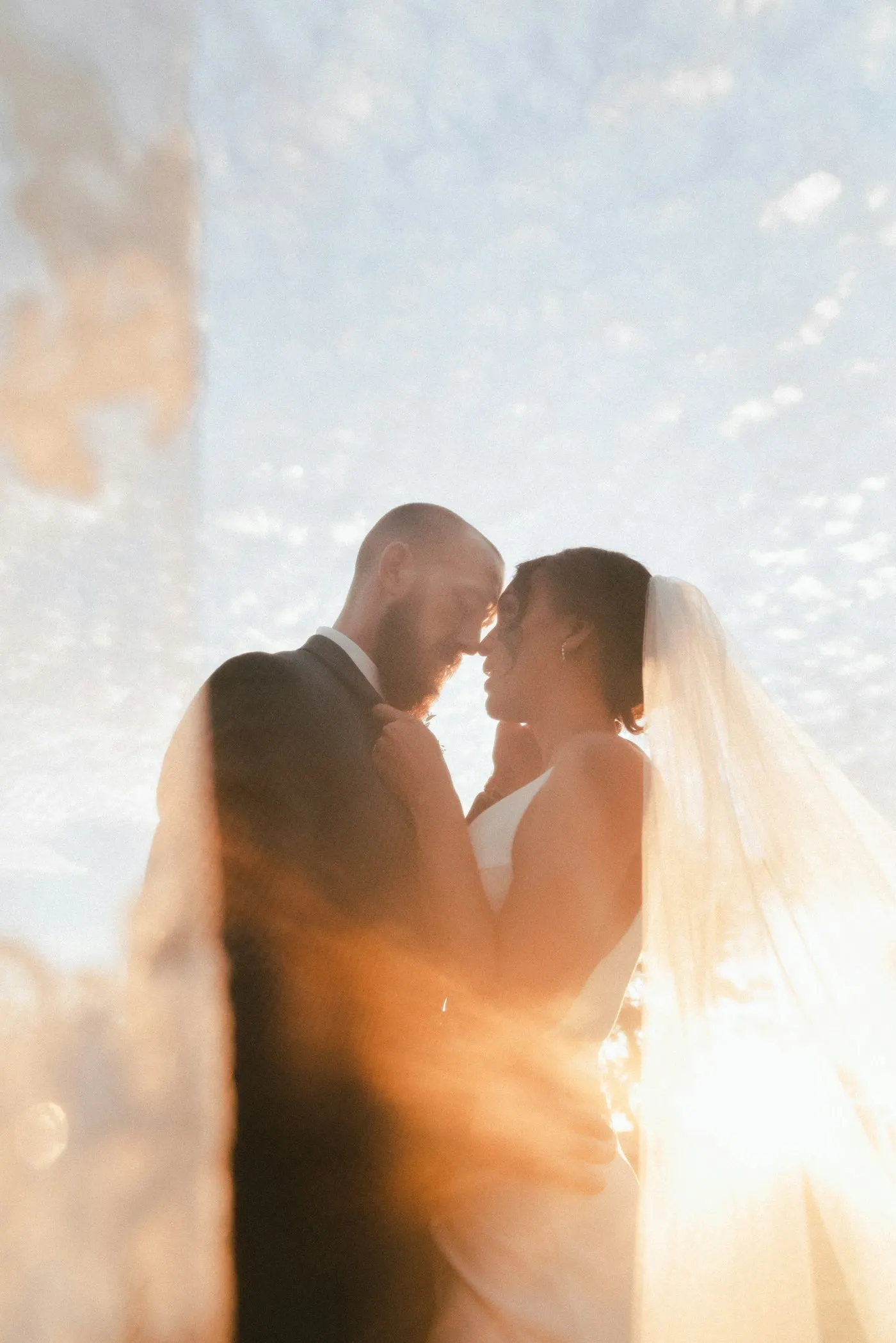 Casal em ensaio de noivado no contraluz