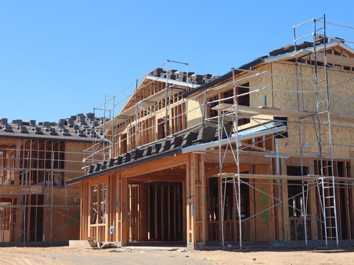 Fachada de casa em construção