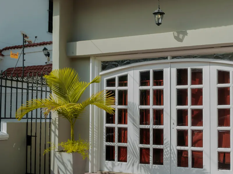 Fachada com varanda e garagem coberta