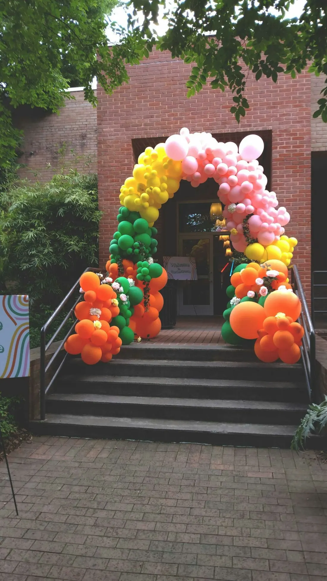 Arco de balões coloridos na entrada da festa