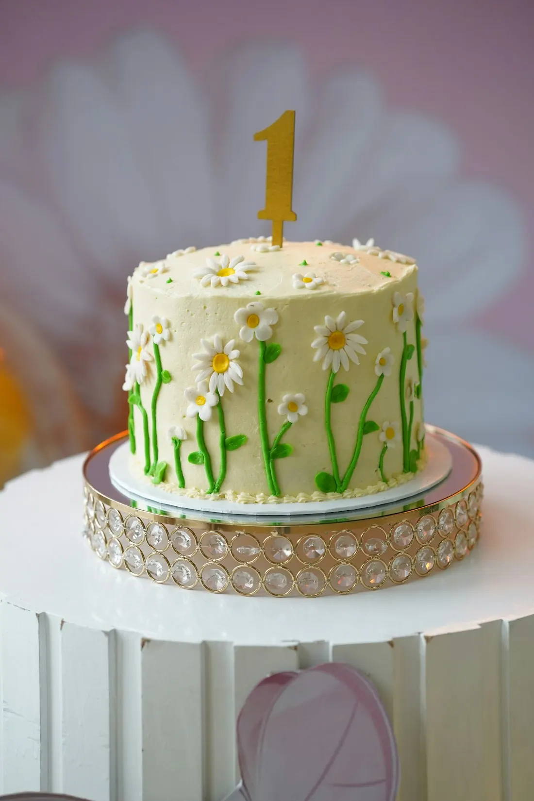 Bolo de um ano com vela dourada e flores de açúcar