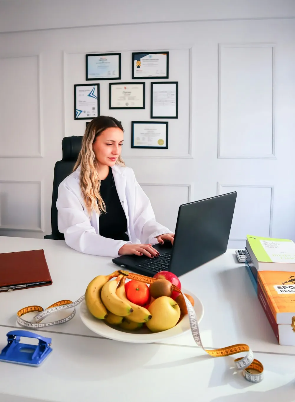 Nutricionista montando um plano alimentar no consultório