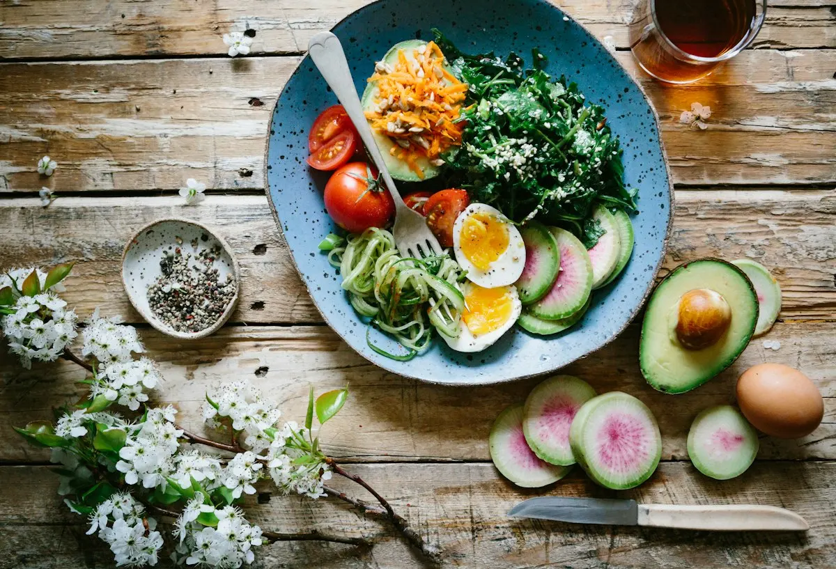 Prato montado com legumes, ovo e grãos