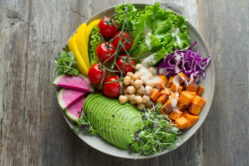 Prato colorido com salada, grão-de-bico e abacate